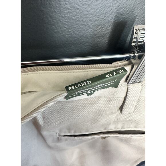 Eddie Bauer Relaxed Fit NEW Pleated Khaki Trousers - Size 42 X 30 - Picture 6 of 7